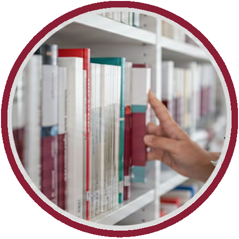 Hand greift ein Buch des Deutschen Apotheker Verlags aus einem Bücherregal